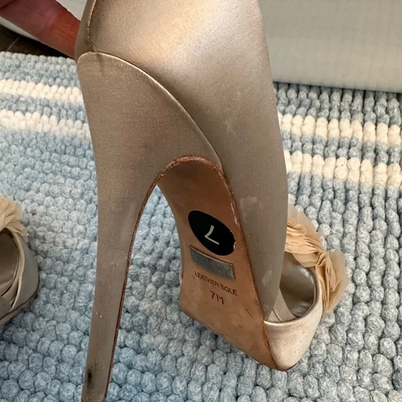 Badgley Mischka Champagne Satin Heels Size 7 - Picture 7 of 7